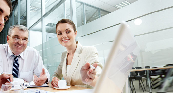 In einer Betriebswirtschaftlichen Beratung entscheidet ein Start-Up im Businessplan über seine zukünftige Rechtsform.