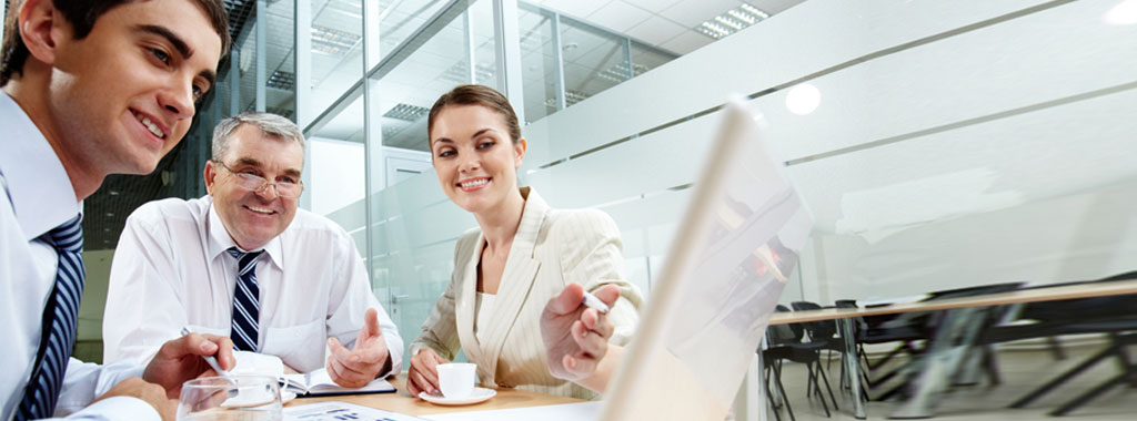 In einer Betriebswirtschaftlichen Beratung entscheidet ein Start-Up im Businessplan über seine zukünftige Rechtsform.